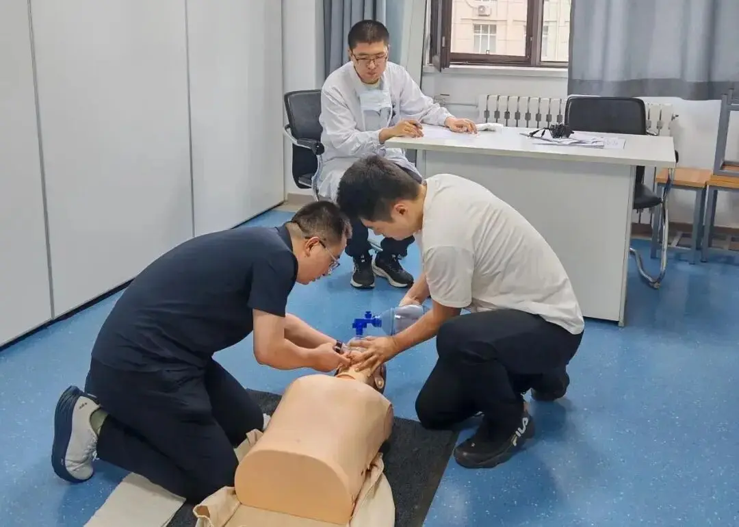 专家前往各, 抢救等对医, 进行培训